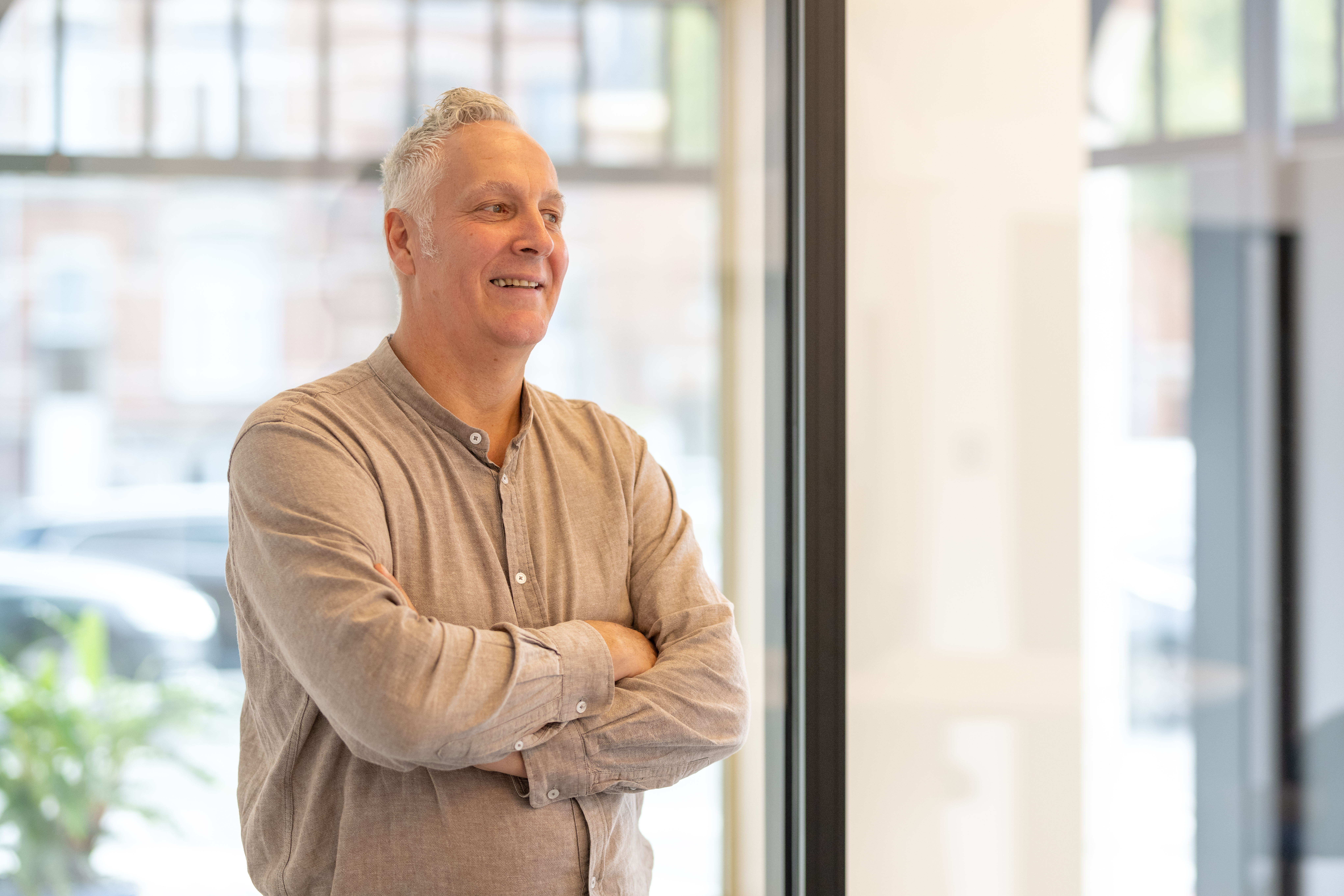 L'image présente de grands châssis et portes modernes avec des cadres élégants, laissant entrer beaucoup de lumière naturelle. Le design est minimaliste, mettant l'accent sur des lignes épurées et la transparence.